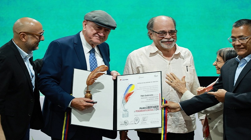 Pablo Guadarrama recibe Premio Libertador al Pensamiento Crítico